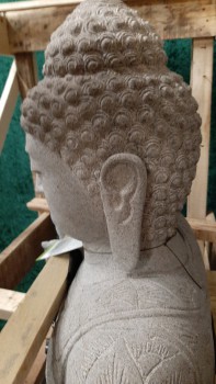 Sitzender Buddha mit floralem Muster