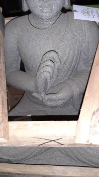 Sitzender Buddha aus Flussstein - 54cm - SB10