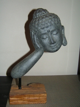 Lieg. Buddha Kopf & Teak Sockel