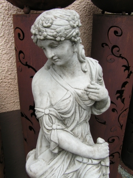 Statue "Sitzende Frau"