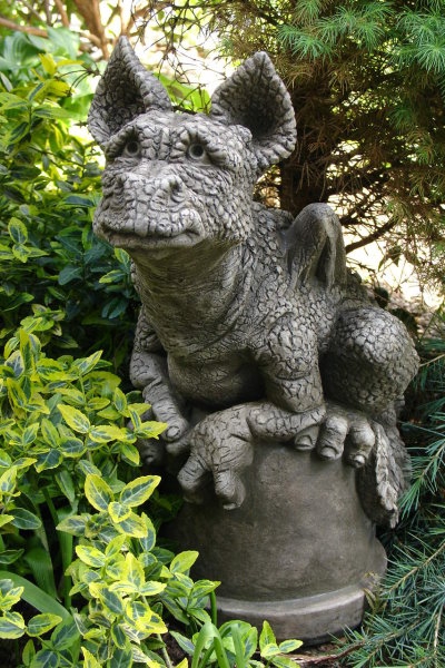 Drache "BUDDY" auf Blumentopf, © by Fiona Scott