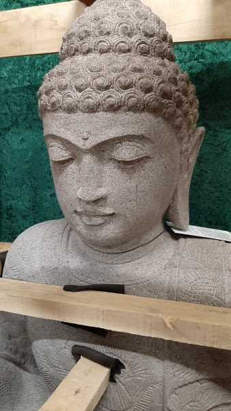 Sitzender Buddha mit floralem Muster