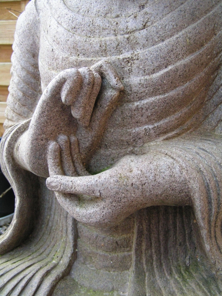 Buddha sitzend, Flussstein, handgearbeitet, 100 cm hoch