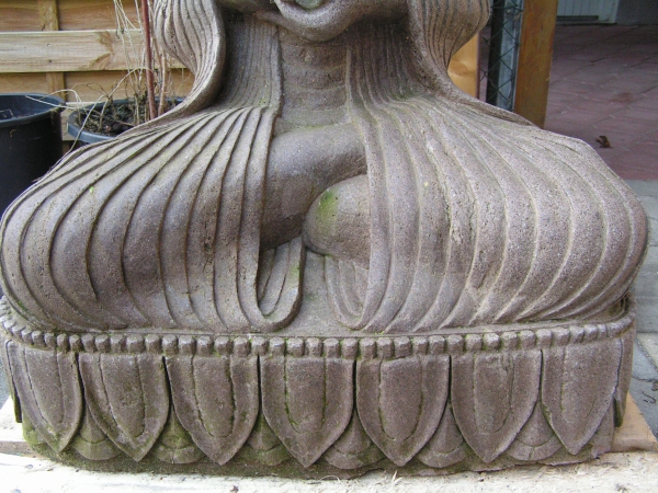 Buddha sitzend, Flussstein, handgearbeitet, 100 cm hoch