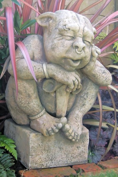 "GARRET", Gargoyle mit Schwert