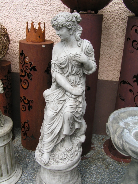 Statue "Sitzende Frau"